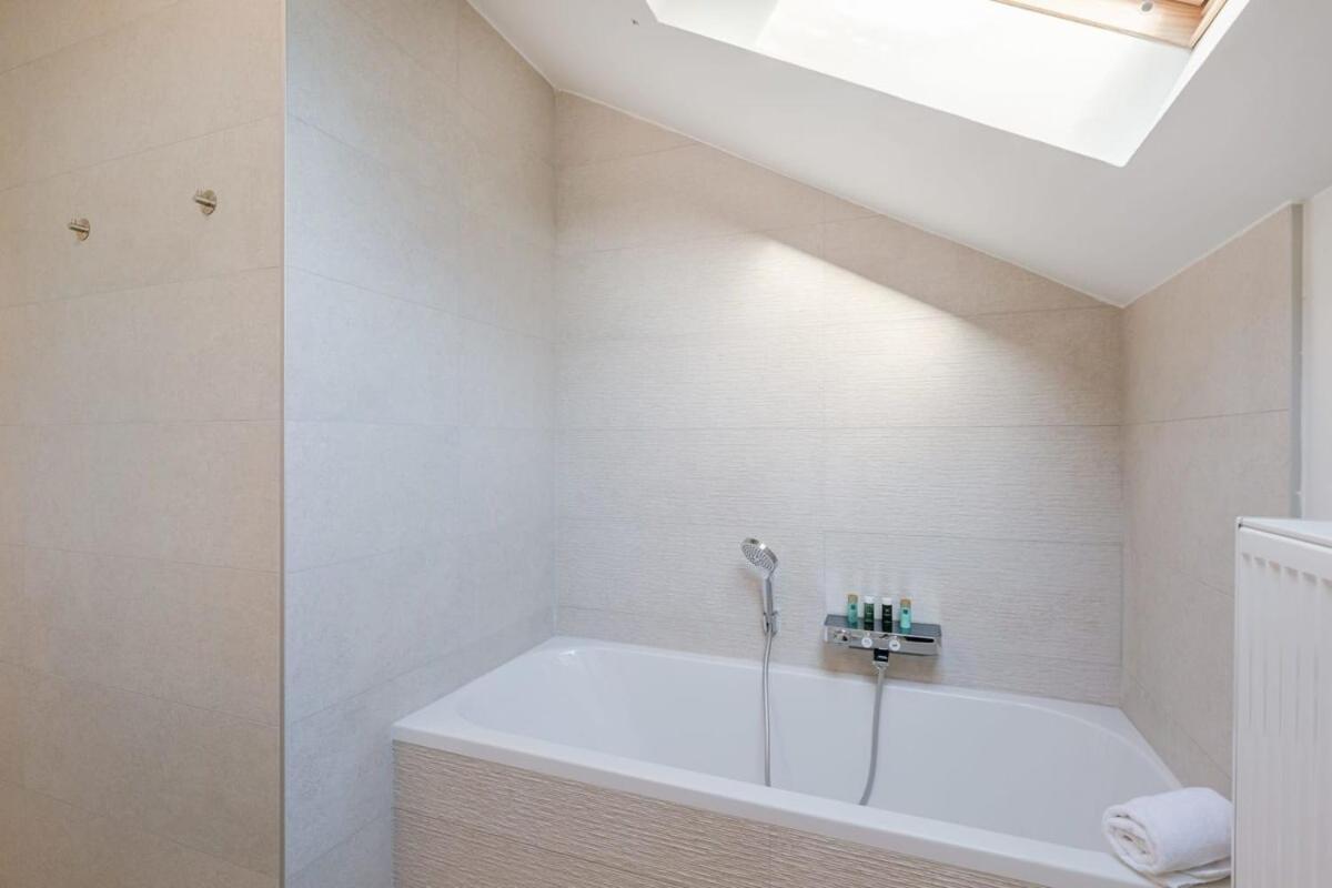Villa Huswell - Spacious House With Sunny Garden Brujas